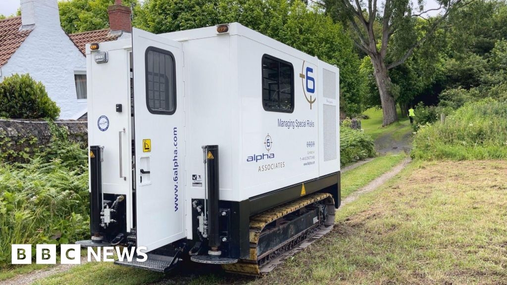 Surveyors 'pretty sure' WW2 bombs remain in Guernsey field