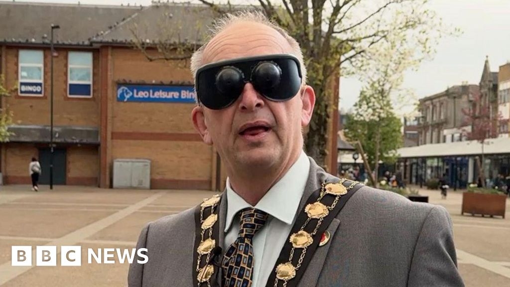 Visual impairment: Goggles help Eastleigh Mayor raise awareness