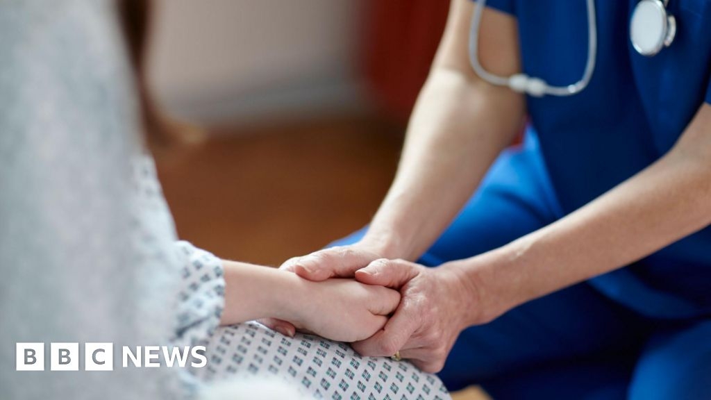 Nurse pay 'lagging behind' rest of public sector in Wales