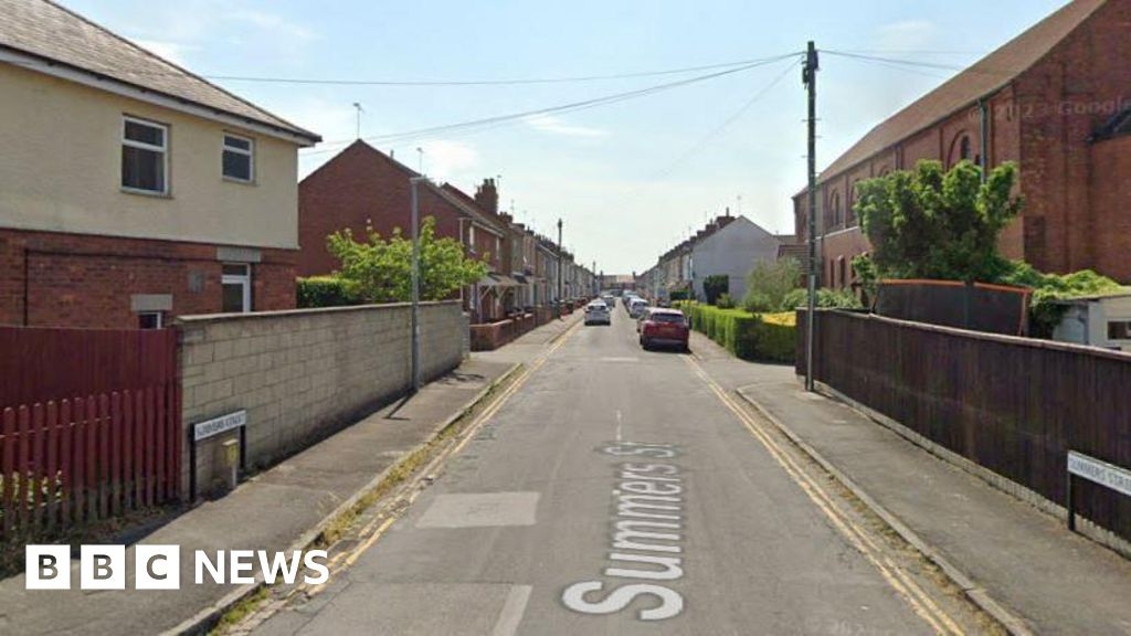Swindon: Police officer feared for life before shooting man