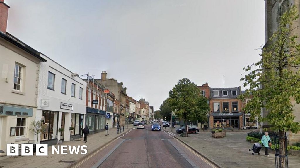 Victim and suspect hunted after hammer attack in Leicester