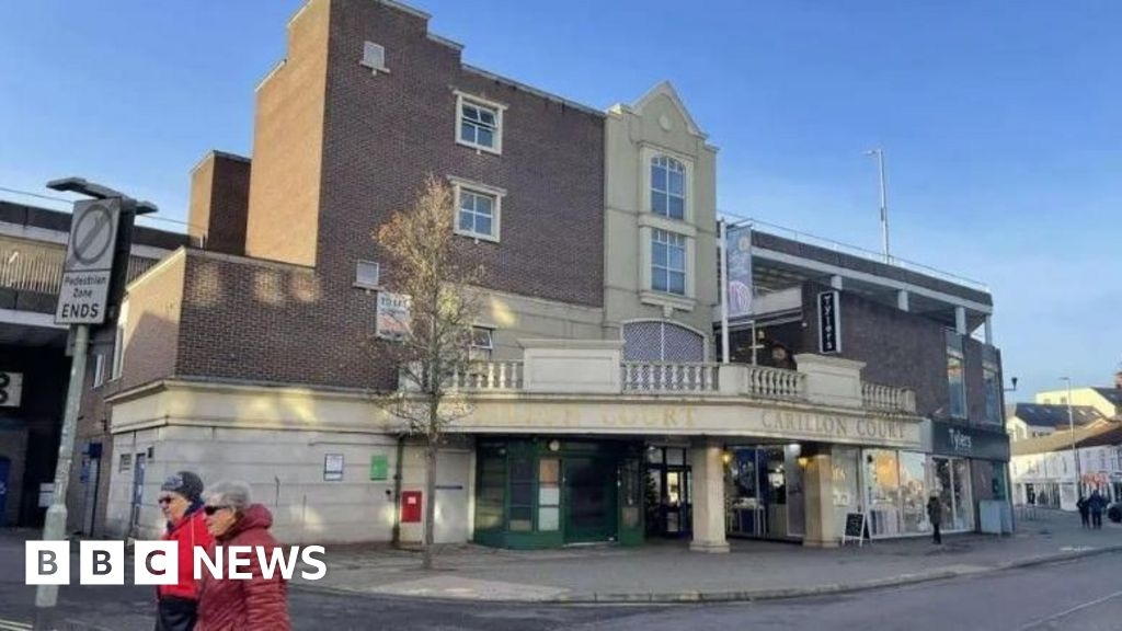 Carillon Court shopping centre demolition put on hold by council