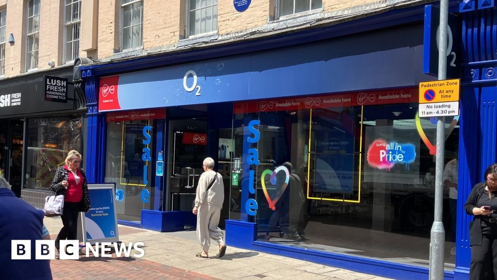 Ipswich O2 shop is robbed of phones by balaclava-clad suspects