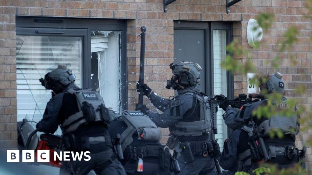 Police arrest six men in Glasgow-Edinburgh gangland feud dawn raids
