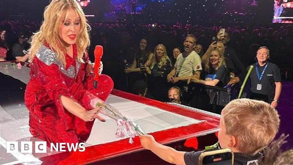 Kylie Minogue serenade leaves fan, 3, 'smiling ear to ear'