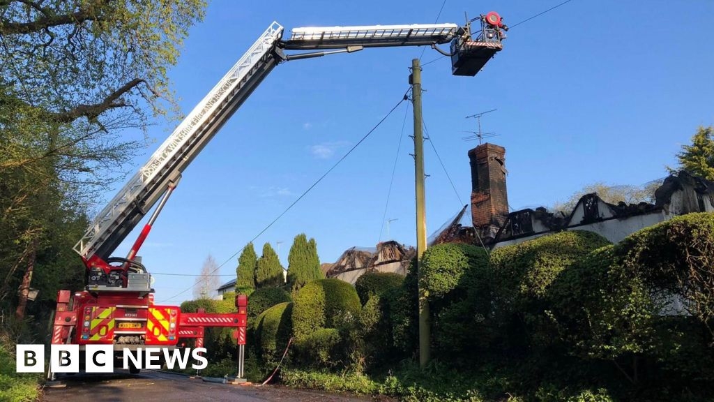 A345 closed after fire on thatched roof in Durrington