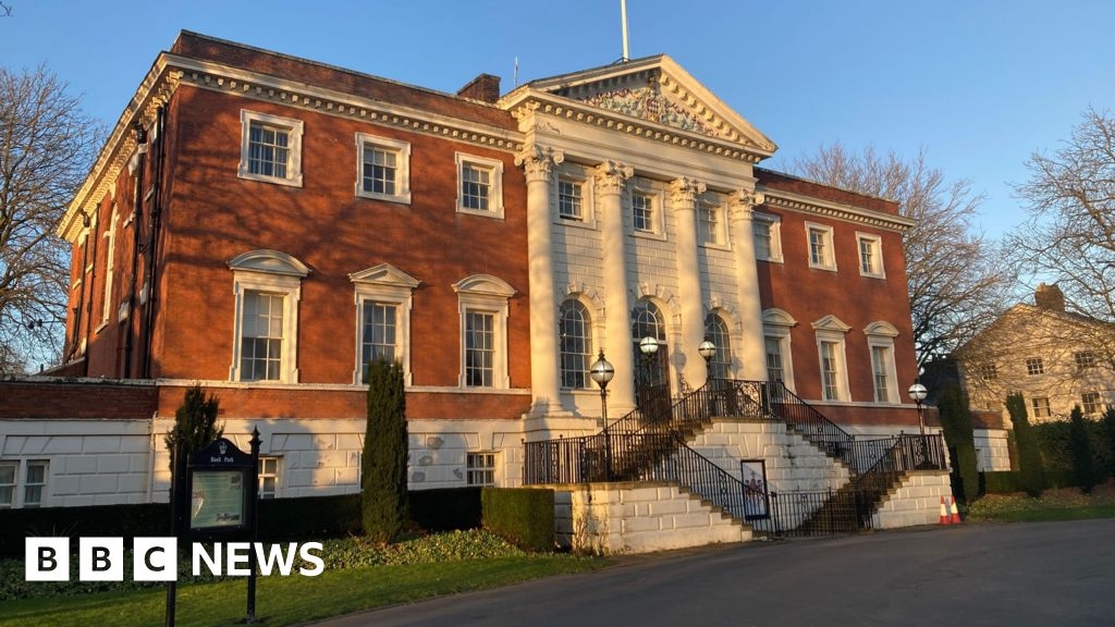 Resignation calls over 'critical' Warrington Council report