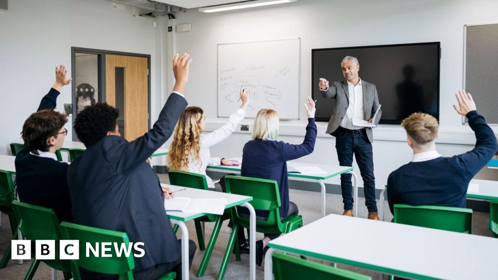 Gwynedd: Fears Welsh teaching plan will hit recruitment