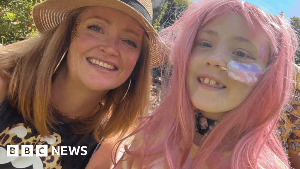 London Marathon runner met by sick daughter at finish line