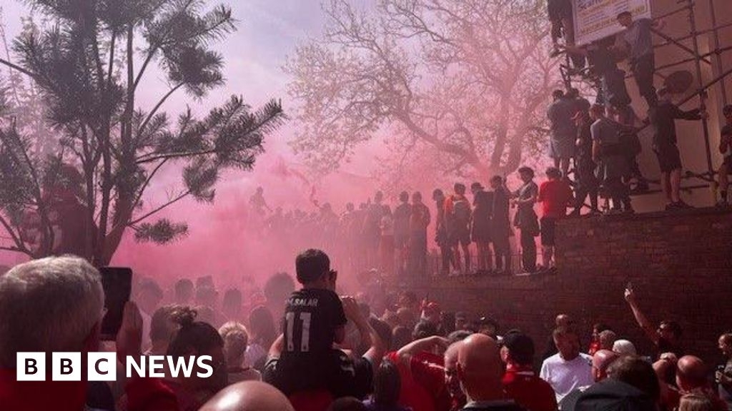 Liverpool FC victory parade flares warning from police