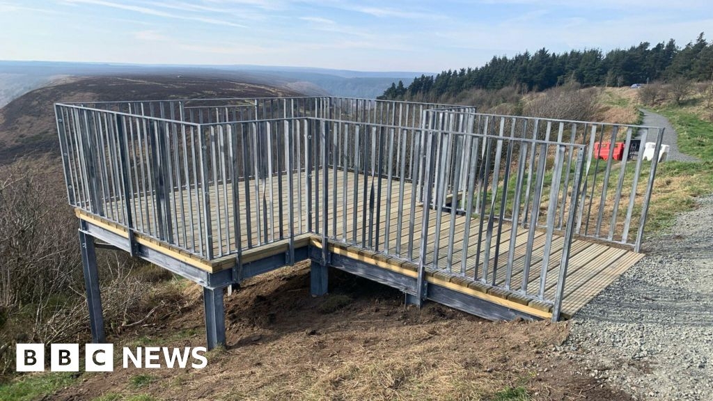 'Eyesore' Hole of Horcum viewing platform criticised