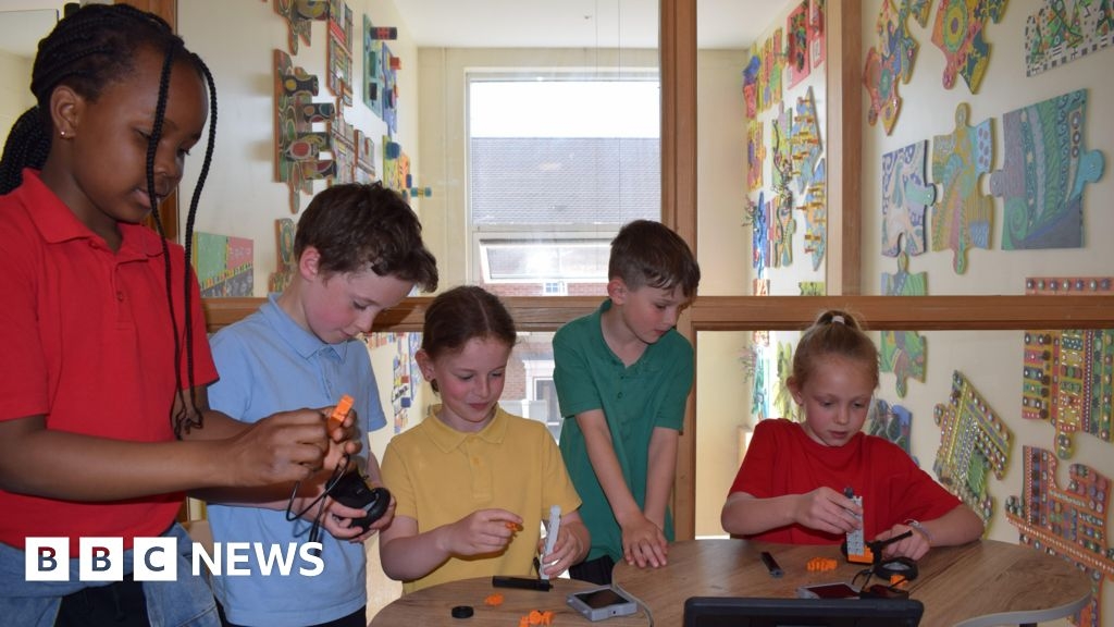 Calls for schools to ditch formal uniforms to help kids be more active