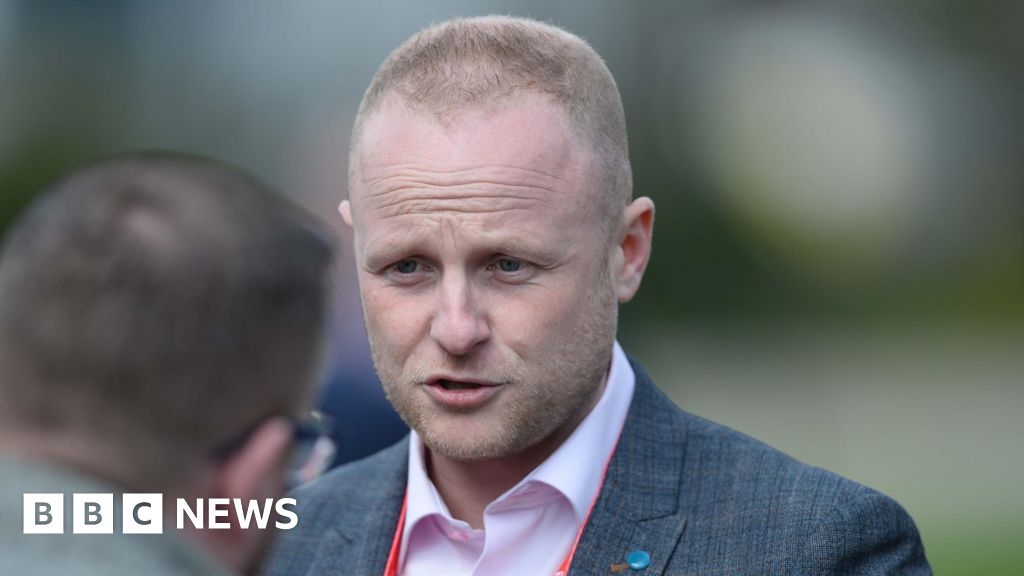 Bryson gets permission to challenge Irish signs in station