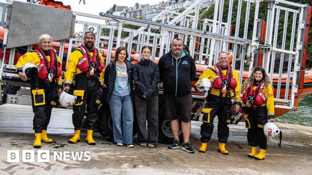 Boatyard donates £2,000 for Looe RNLI to buy new equipment