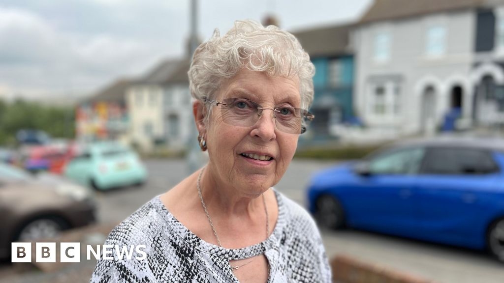 Calls for 20mph limit on Newhaven road after girl hit by car
