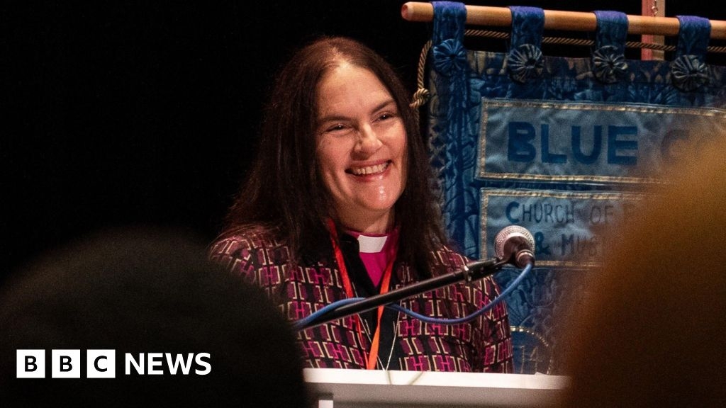 Coventry's first female bishop installed at cathedral