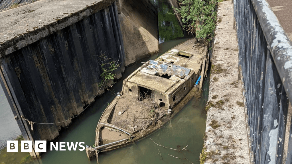 Work starts to remove sunken boats from River Avon