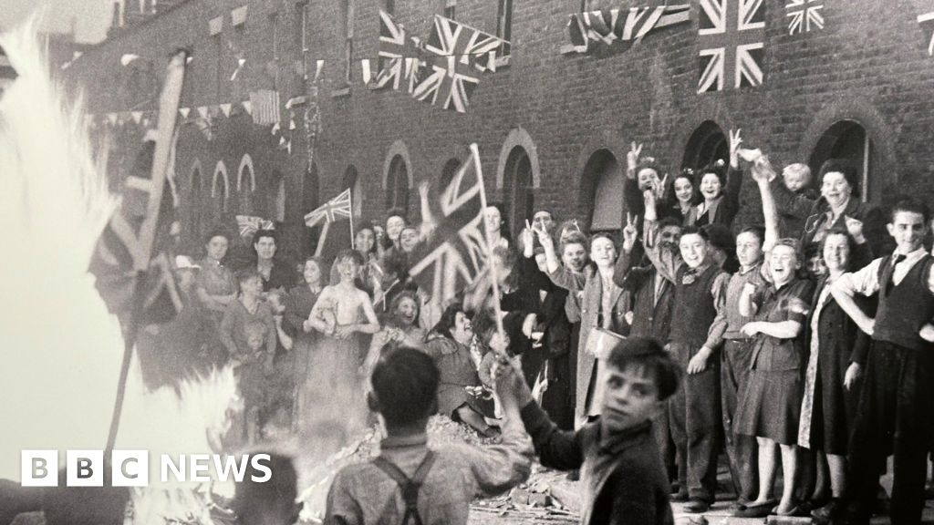 Wartime photographers images show 'pivotal moment in history'