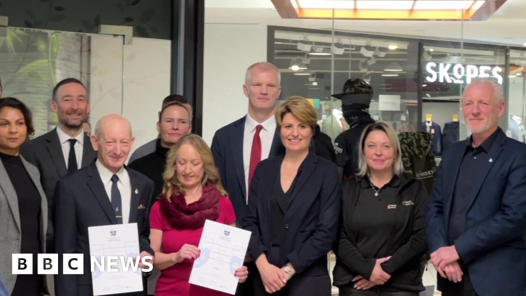 Minister Alistair Carns praises Hull course that helps veterans