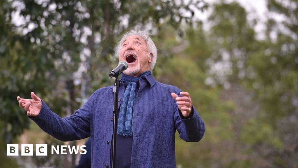Sir Tom Jones to perform concert at Market Rasen racecourse