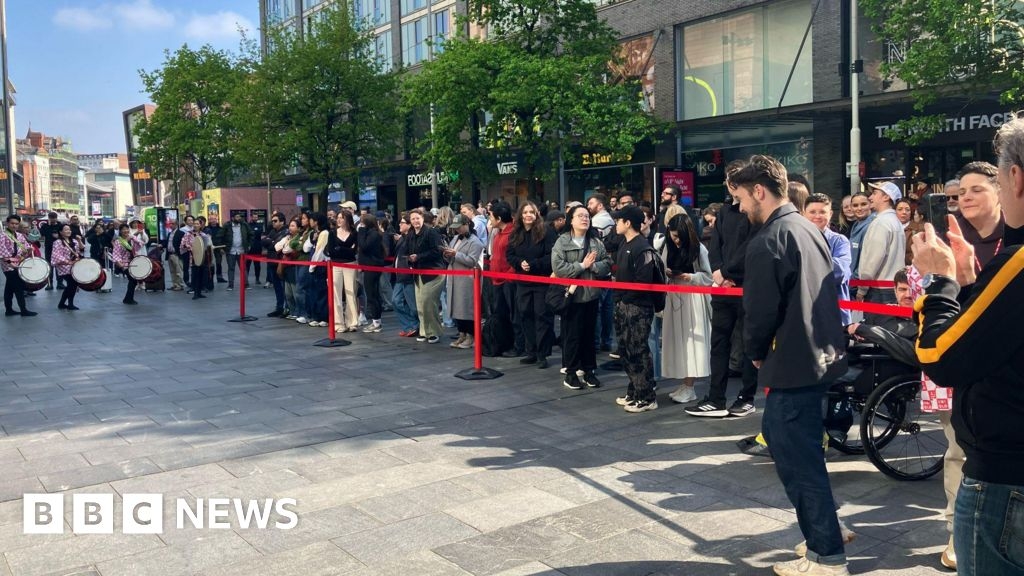 Liverpool Uniqlo: Hundreds queue as fashion giant opens in city