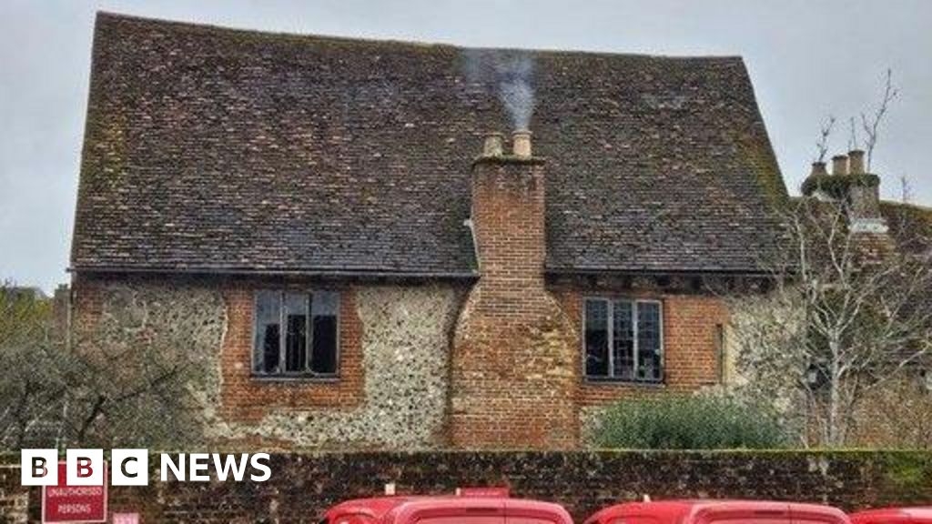 'Devastating' fire extinguished at Romsey medieval house