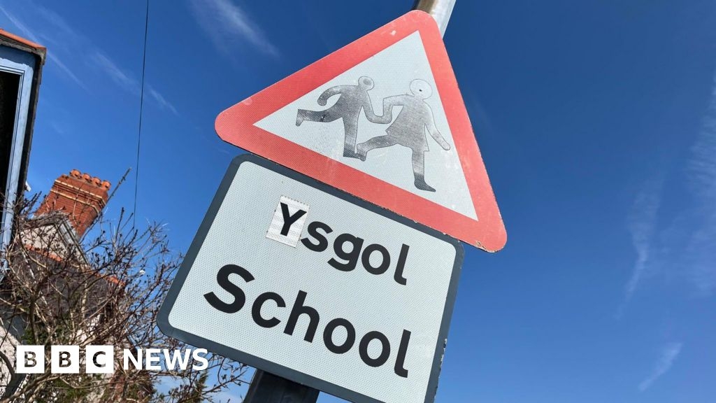 Gwynedd: Bid to slash English-medium lessons to bolster Welsh in schools