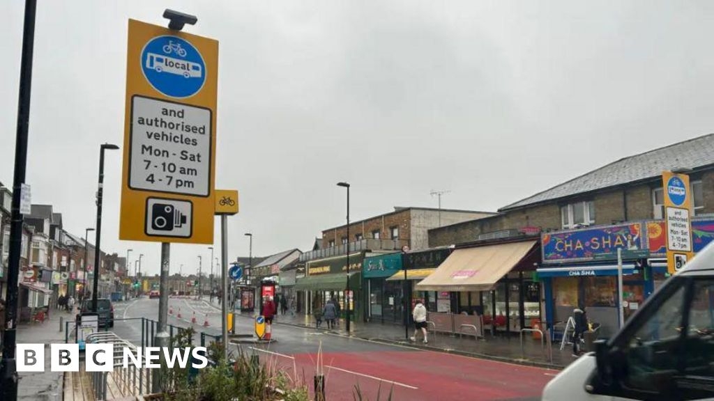 Southampton bus gate data shows large surges in nearby road