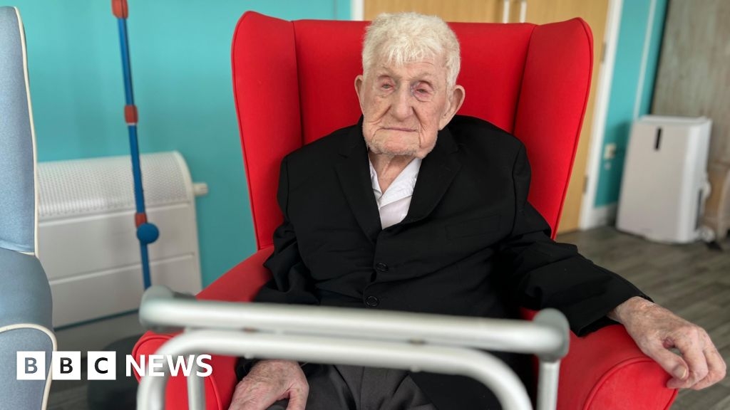 UK's oldest WW2 veteran awarded Freedom of Erewash