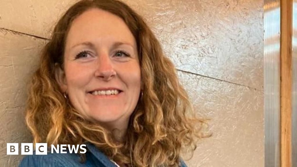 Claire O'Shea: Woman, 42, whose cancer was misdiagnosed as IBS dies