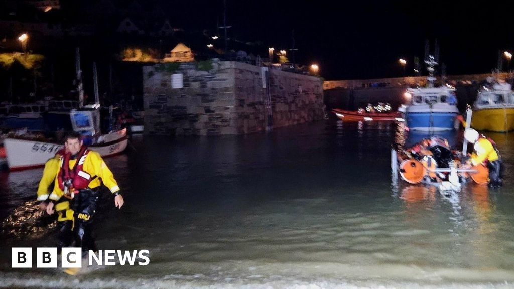 Mobile phone light helps Newquay RNLI rescue mission