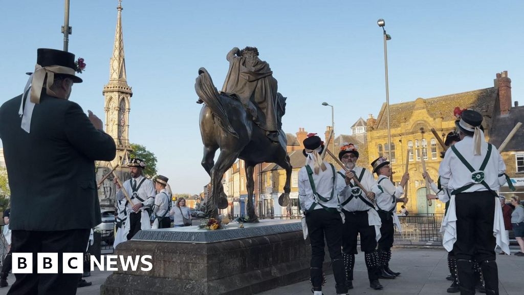 Banbury marks 20th anniversary of the Fine Lady statue