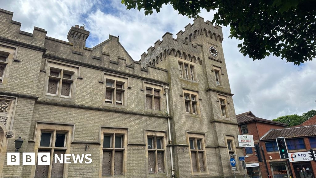 Ipswich County Hall fails to sell at auction for a second time