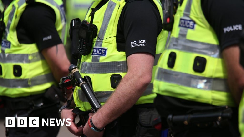 Shopkeeper sprayed with 'substance' during Glasgow robbery