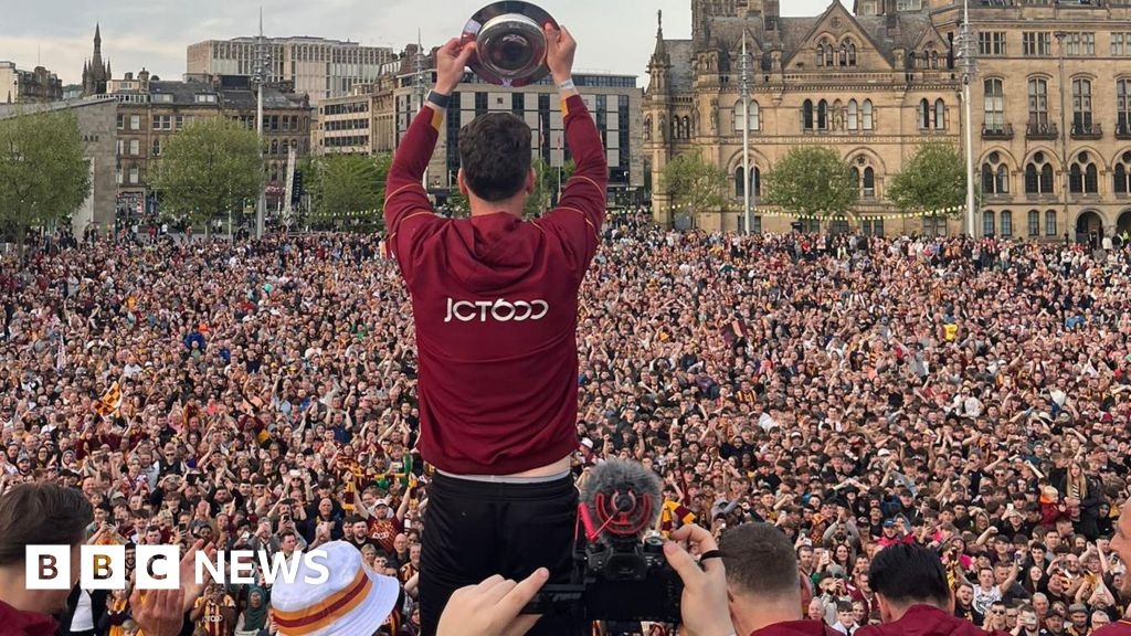 Thousands gather to celebrate Bradford City League One promotion