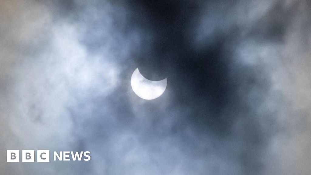 Partial solar eclipse delights skygazers across East Midlands