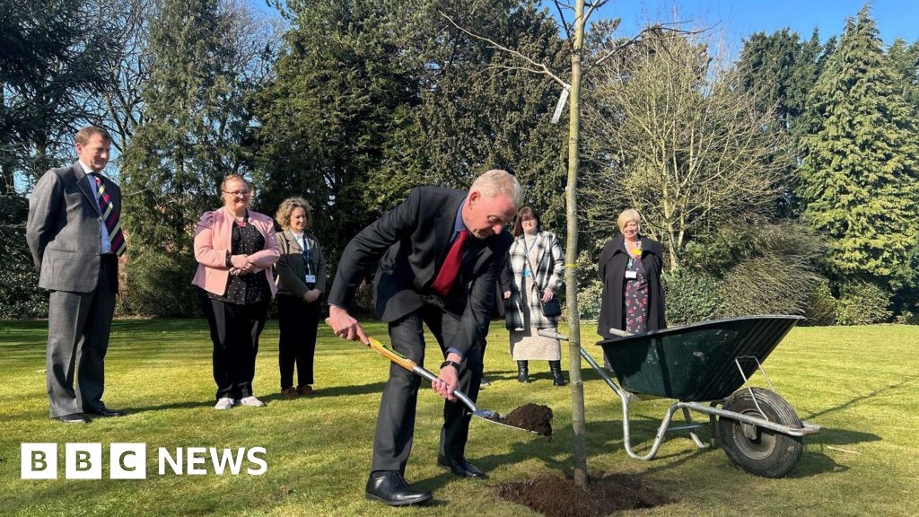 Covid victims and heroes remembered during Northallerton service