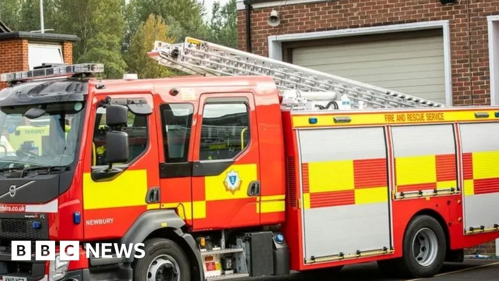 Terraced house fire in Thatcham spreads to neighbouring homes