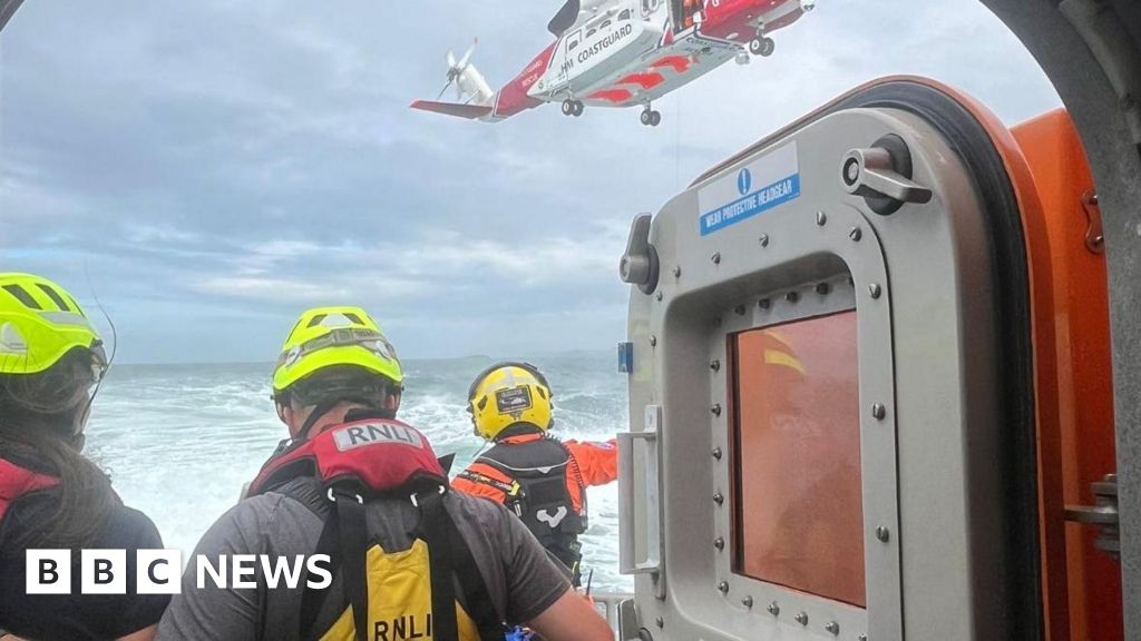 Yacht sinks at the Skerries as sailor rescued by RNLI