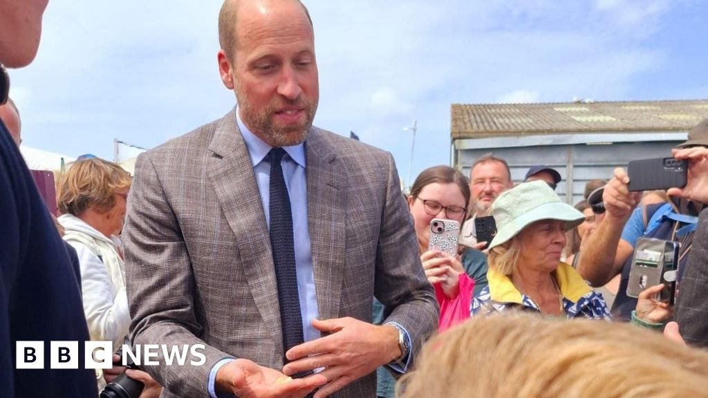Prince William accepts three-year-old Willow's crisps in Cornwall