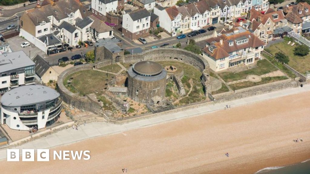 Sandgate Beach sewage leak prompts warning against swimming