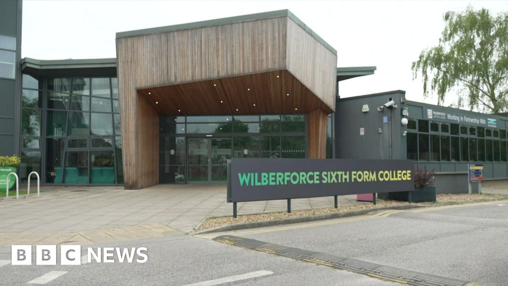 Vaping on college campus in Hull is to be banned