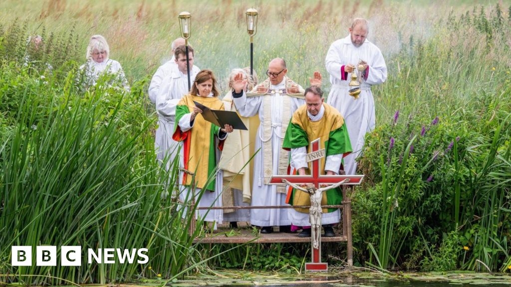 Gloucestershire in Pictures: Lavender fields and river blessing