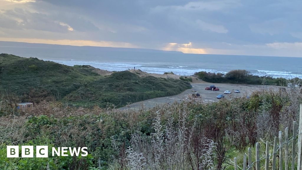 Devon council to pay £250k to stop maintaining beach toilet