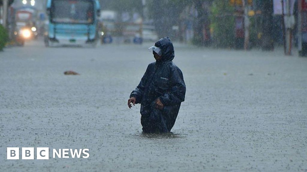 Mumbai: Heavy rains paralyses life in India's financial capital