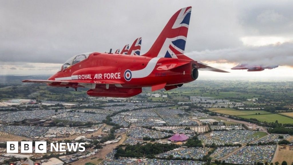 Red Arrows fly over Glastonbury as Pulp perform Common People