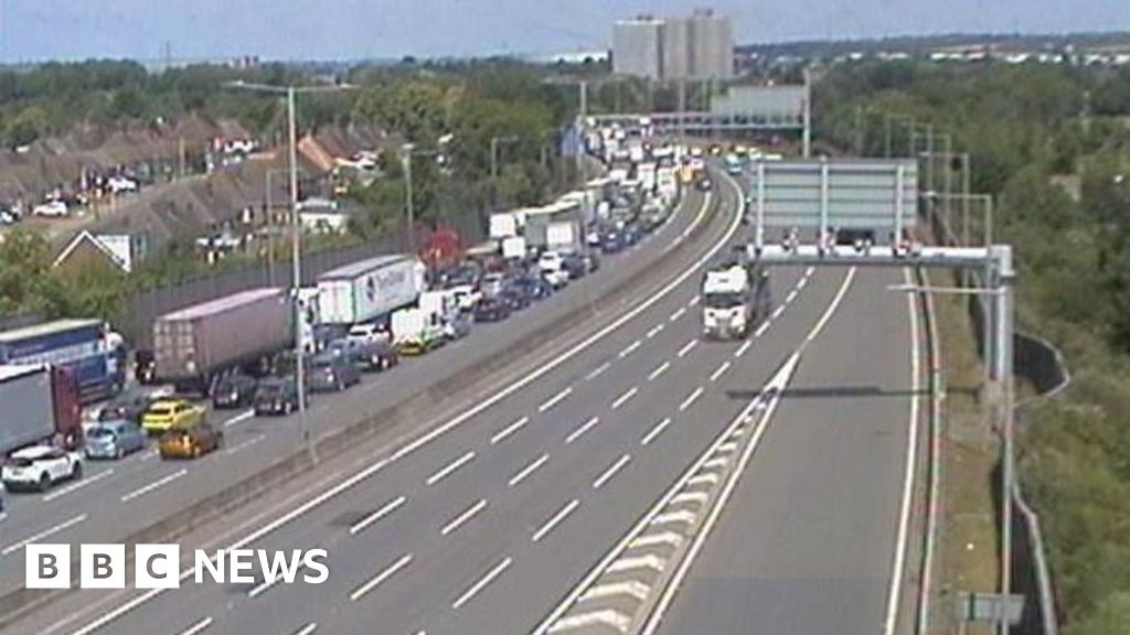 M1 northbound near Luton closed following multi-vehicle crash