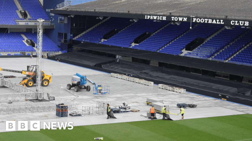 Portman Road becomes boxing arena for Wardley Huni fight