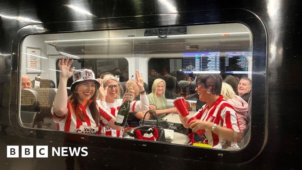 Sunderland fans pack trains ahead of Championship play-off final