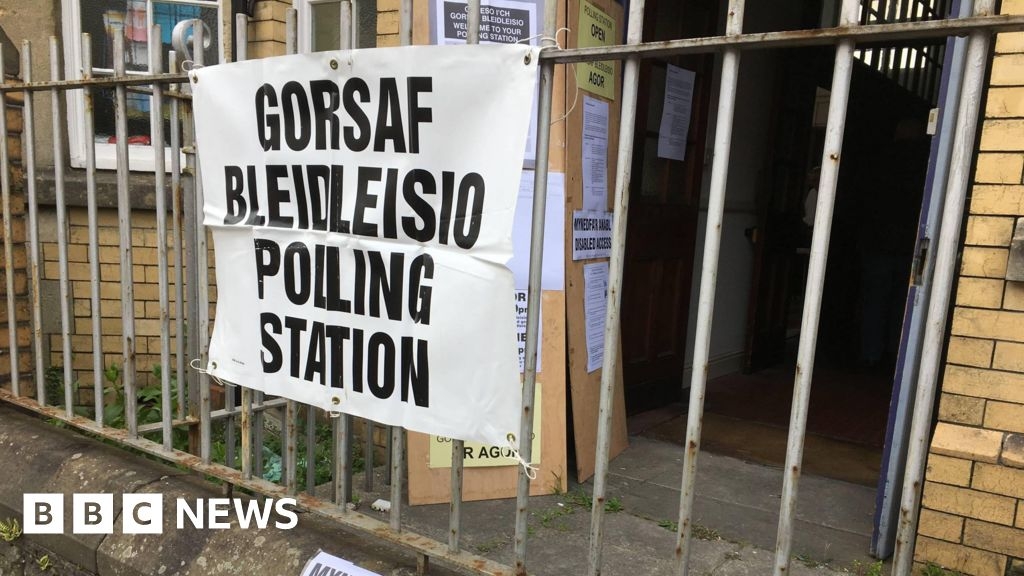 Politics 'doesn't work' for many in Wales, democracy group says